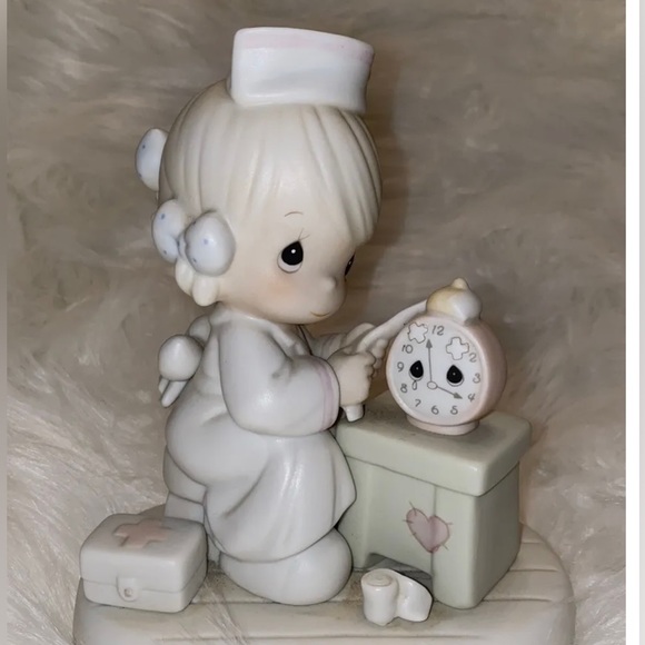 Retired Precious Moments figurine “Time Heals” - Picture 4 of 7